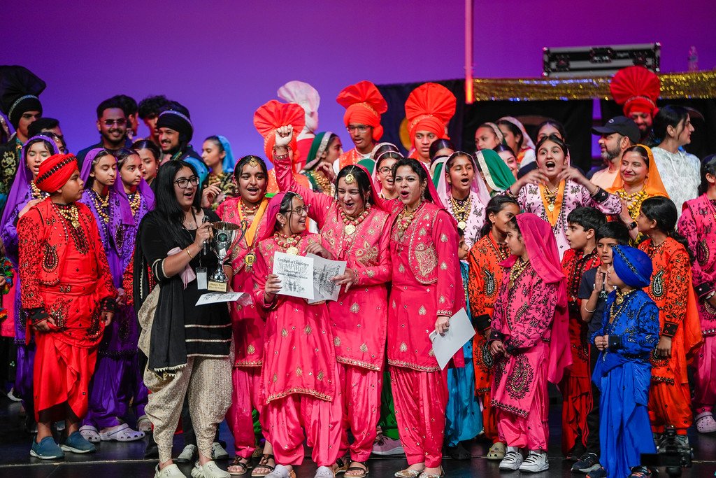 Fremont Beginner Adults receiving the Viewers Choice trophy